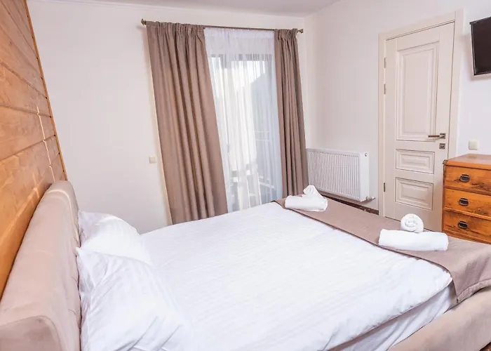 Nesh Hotel Tatariv
